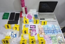 المخدرات والمبالغ المالية والهواتف والأسلحة المحجوزة خلال عملية توقيف مروجي مخدرات من طرف الدرك الملكي ببيوكرى