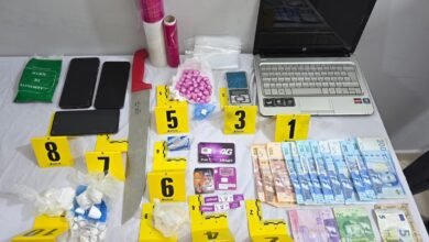 المخدرات والمبالغ المالية والهواتف والأسلحة المحجوزة خلال عملية توقيف مروجي مخدرات من طرف الدرك الملكي ببيوكرى