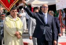 الأستاذ محمد سالم السبطي عامل إقليم اشتوكة أيت باها يعطي انطلاقة أحد الأوراش التنموية رافعاً العلم الوطني