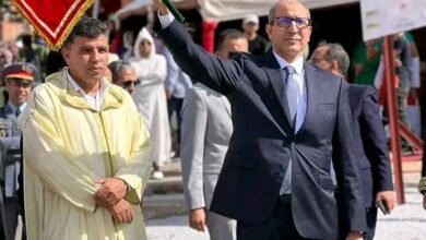 الأستاذ محمد سالم السبطي عامل إقليم اشتوكة أيت باها يعطي انطلاقة أحد الأوراش التنموية رافعاً العلم الوطني