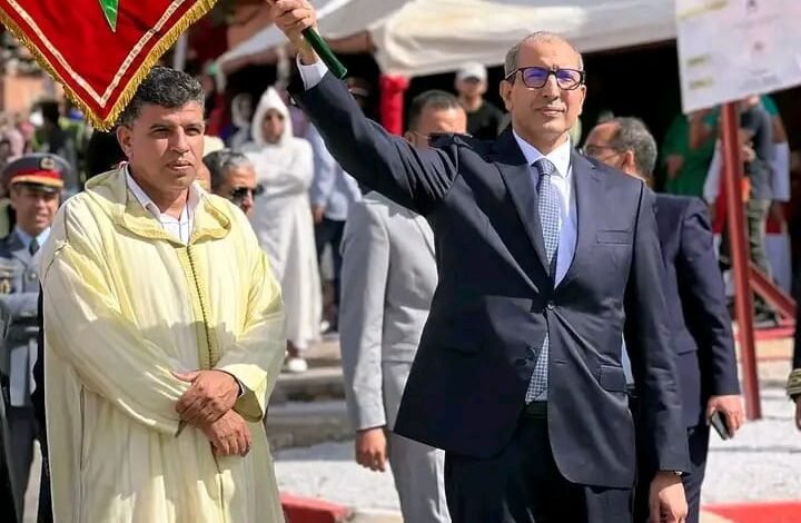 الأستاذ محمد سالم السبطي عامل إقليم اشتوكة أيت باها يعطي انطلاقة أحد الأوراش التنموية رافعاً العلم الوطني