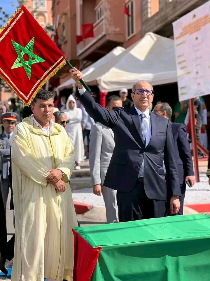 الأستاذ محمد سالم السبطي عامل إقليم اشتوكة أيت باها يعطي انطلاقة أحد الأوراش التنموية رافعاً العلم الوطني