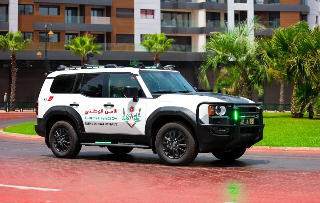 الشاشة الكبرى بمقصورة الدورية الذكية المرتبطة بقاعات القيادة والتنسيق