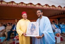 والي جهة سوس ماسة سعيد أمزازي يتسلم لوحة فنية لعروض التبوريدة خلال افتتاح الدورة العاشرة لمهرجان الصحراء الدولي بأكادير