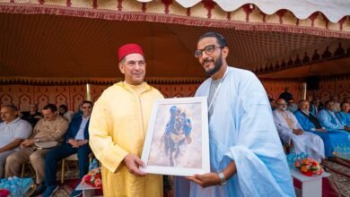 والي جهة سوس ماسة سعيد أمزازي يتسلم لوحة فنية لعروض التبوريدة خلال افتتاح الدورة العاشرة لمهرجان الصحراء الدولي بأكادير