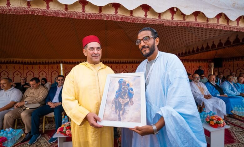 والي جهة سوس ماسة سعيد أمزازي يتسلم لوحة فنية لعروض التبوريدة خلال افتتاح الدورة العاشرة لمهرجان الصحراء الدولي بأكادير