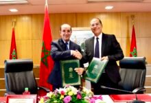 هشام البلاوي الوكيل العام للملك وخاليد سفير المدير العام لصندوق الإيداع والتدبير يتصافحان خلال مراسم توقيع بروتوكول رقمنة إشعارات الموثقين بالرباط