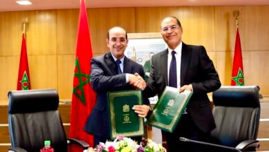 هشام البلاوي الوكيل العام للملك وخاليد سفير المدير العام لصندوق الإيداع والتدبير يتصافحان خلال مراسم توقيع بروتوكول رقمنة إشعارات الموثقين بالرباط