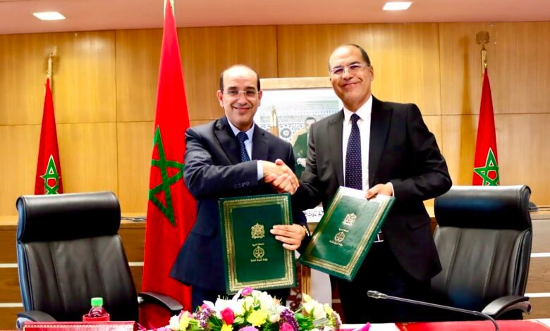 هشام البلاوي الوكيل العام للملك وخاليد سفير المدير العام لصندوق الإيداع والتدبير يتصافحان خلال مراسم توقيع بروتوكول رقمنة إشعارات الموثقين بالرباط