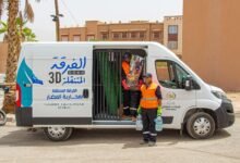الفرقة المتنقلة التابعة للمكتب الجماعي لحفظ الصحة بتافراوت أثناء تزويد نقاط التغذية الذكية بالماء والغذاء المخصص للكلاب الضالة