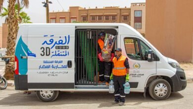 الفرقة المتنقلة التابعة للمكتب الجماعي لحفظ الصحة بتافراوت أثناء تزويد نقاط التغذية الذكية بالماء والغذاء المخصص للكلاب الضالة