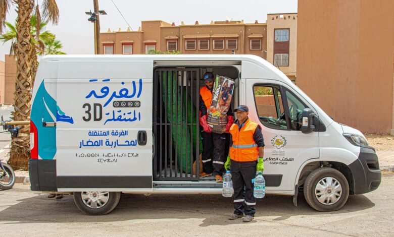 الفرقة المتنقلة التابعة للمكتب الجماعي لحفظ الصحة بتافراوت أثناء تزويد نقاط التغذية الذكية بالماء والغذاء المخصص للكلاب الضالة
