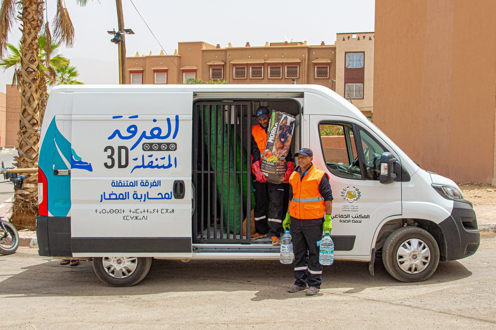 الفرقة المتنقلة التابعة للمكتب الجماعي لحفظ الصحة بتافراوت أثناء تزويد نقاط التغذية الذكية بالماء والغذاء المخصص للكلاب الضالة