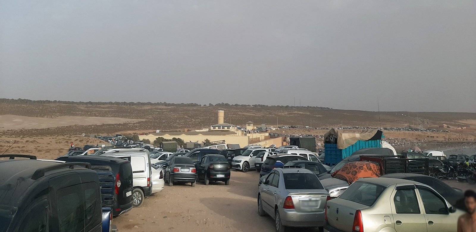 أشغال تهيئة الطريق المؤدية إلى شاطئ تفنيت بجماعة سيدي بيبي